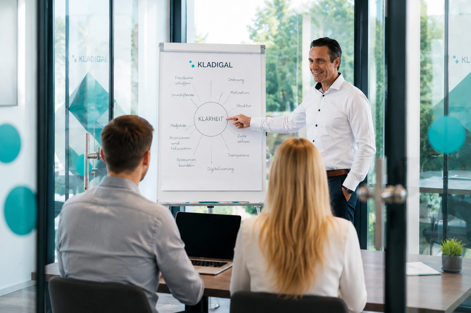 Thomas Müller am Flipchart im Workshop